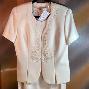 Worn once 10p formal mother of the bride dress.‎ Cream with separate jacket. B1